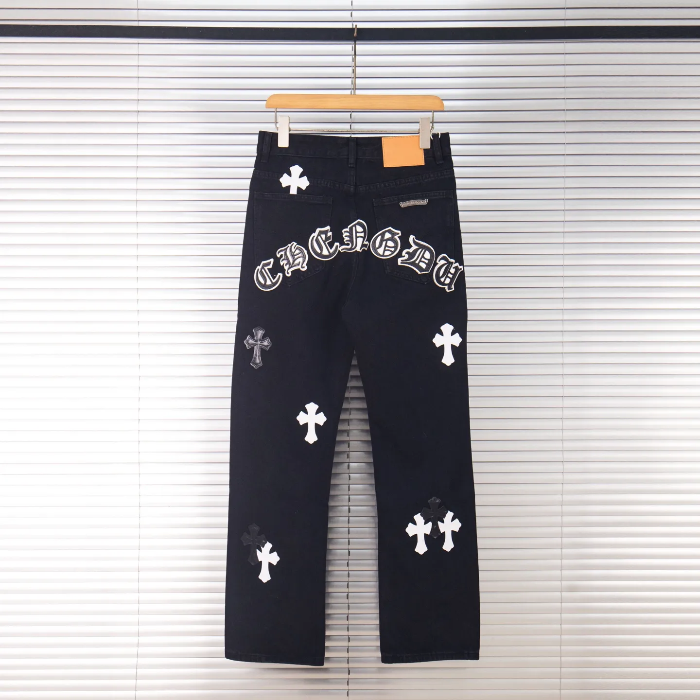 P260 Chrome Hearts Black Pants Sanskrit Black and White Patch Leather Jeans CH jeans need to be washed and then disassembled and hand-stitched with sheepskin cross leather and then spliced ​​together to complete. The whole piece has too many craftsmanship to explain, patchwork cross pattern embellishment, high-waisted washed jeans! ! Absolutely high-end luxury products, god-level single products and super popular products, made with top heavy industry, a must-see magic weapon. Customized hardware. The fabric is thick and soft after washing. It has good breathability. Customized small leather label. Unique design. The details are simple and elegant, and the workmanship is exquisite. The entire trousers are neatly routed and the details are in place! It’s so cool that both men and women can easily control the genderless trend! Style number: 1875# Color: black Size: 28 30 32 34